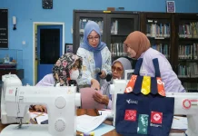 Pusri Dorong Ibu-Ibu Kampung Sehati Sulap Seragam Bekas Jadi Peluang Usaha
