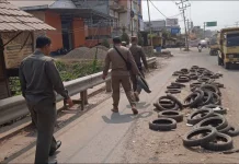 Tumpukan Ban Bekas di Jalan Palembang-Jambi Ditertibkan