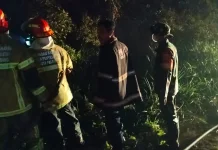 Babinsa dan Warga Padamkan Kebakaran Lahan Perumahan di Talang Betutu