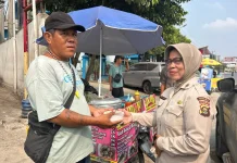 Berbagi Nasi Uduk, Polda Sumsel Ajak Masyarakat Peduli Karhutla
