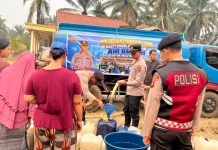 Polsek Batanghari Leko Salurkan 10.000 Liter Air Bersih Warga