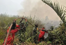 Bara Gambut Muara Medak Membara, TNI dan Warga Bahu-Membahu