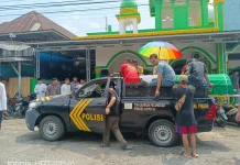 Polsek Muara Pinang Bantu Antar Jenazah Warga ke Pemakaman