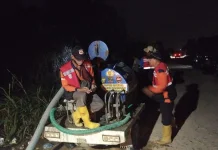 Polsek Rambutan Bersama MPA Padamkan Karhutla Sungai Pinang