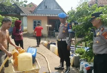 Polda Sumsel Salurkan 7.000 Liter Air Bersih di Muba
