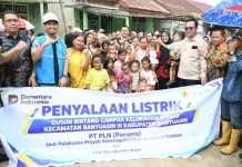 Delapan Tahun Menanti, Warga Bintang Terang Banyuasin Kini Teraliri Listrik