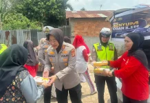 Mobil Senyum Polres Ogan Ilir Sapa Warga dengan Jumat Berkah