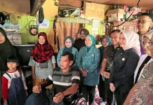 Pemkot Palembang Salurkan Kursi Roda dan Bantuan Sembako untuk Warga