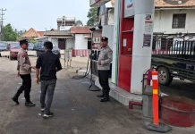 Pastikan Distribusi BBM Lancar, Polsek Tanjung Raja Pantau SPBU Lintas Sumatera