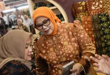 Tampil di Fashion Show Kriyanusa 2026, Patimah Toha Kenakan Gambo Oranye