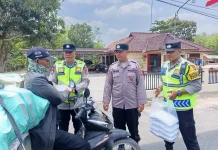 Sedekah Berbagi, Polsek Semendawai Suku III Bagikan Paket Makanan ke Warga