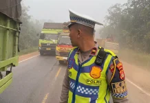 Truk Sawit Pecah Ban di Jalintim Banyuasin, Polisi Berlakukan Buka Tutup