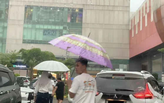 Rezeki Musiman Ojek Payung di Palembang