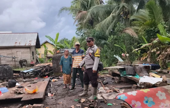 Pasca Puting Beliung, Polsek Muara Padang Bantu Warga Bersihkan Puing Bangunan