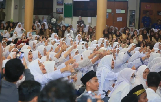 Investasi Kebaikan Jadi Kunci Sukses Herman Deru di Hadapan Ribuan Siswa