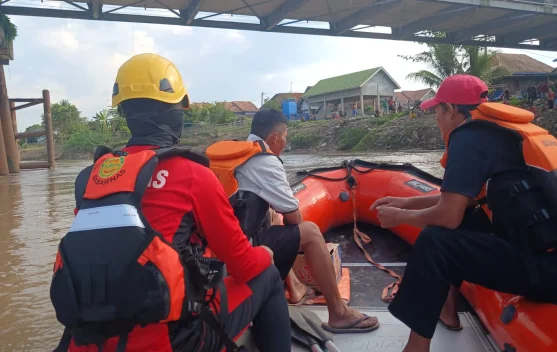 Tim SAR Gabungan Sisir Sungai Lematang Cari Warga Modong yang Hanyut