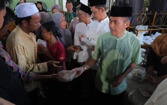 Pemkot Palembang dan Lazisnu Sumsel Bagi Takjil Ramadan