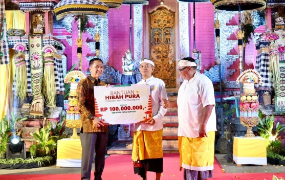 Wali Kota Palembang Serahkan Bantuan Operasional Pura di Perayaan Nyepi