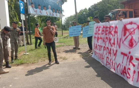 Aksi Mahasiswa Tuntut Transparansi Penyidikan PDAM Tirta Betuah