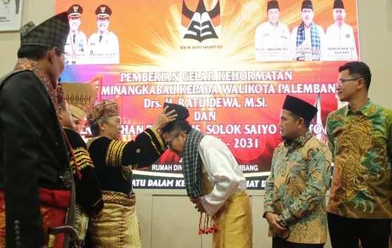 Wali Kota Palembang Terima Gelar Sutan Malin Batuah
