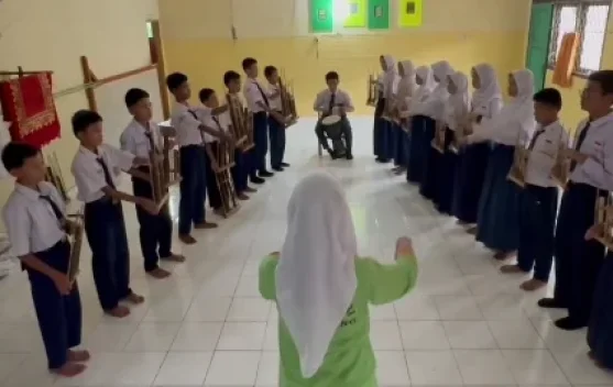 Ahmad Naufal Kembangkan Bakat Siswa lewat Angklung