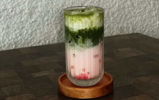 Strawberry Matcha Latte Tren Minuman Kafe