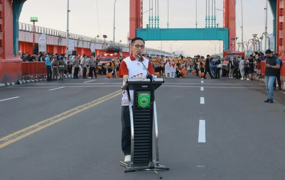 Wali Kota Palembang, Ratu Dewa, Resmikan Car Free Day di Jembatan Ampera