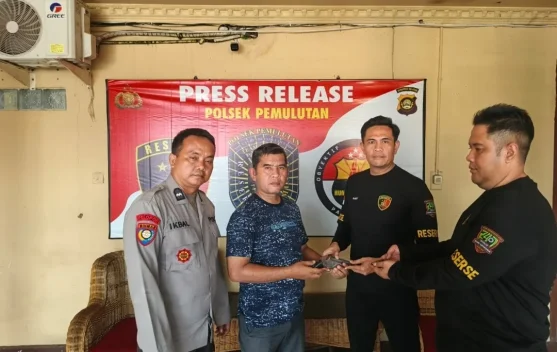 Warga Pemulutan Ilir Serahkan Senpi Rakitan dan Amunisi ke Polisi