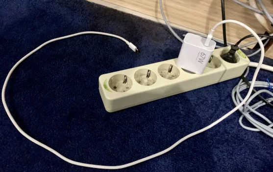 Bahaya Charger Terus Terpasang pada Stopkontak