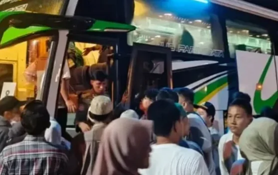 Tangis Bahagia Sambut Kepulangan 303 Jemaah Haji Muara Enim