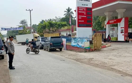 Polsek Baturaja Barat Jaga Kelancaran Antrean BBM Subsidi di SPBU Batu Putih
