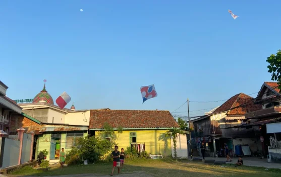 Libur Sekolah Dorong Penjualan Layangan Meningkat