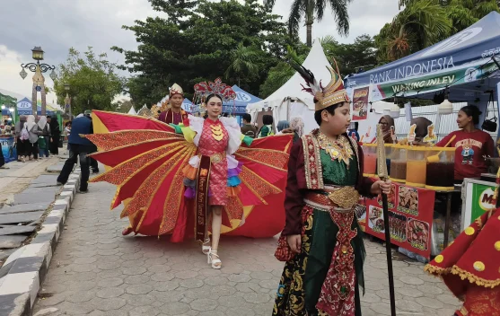 Ribuan Warga Padati BKB Saksikan Karnaval Wastra Palembang