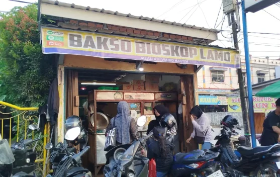 Viral di Medsos, Bakso Bioskop Lamo Kembali Ramai Pengunjung