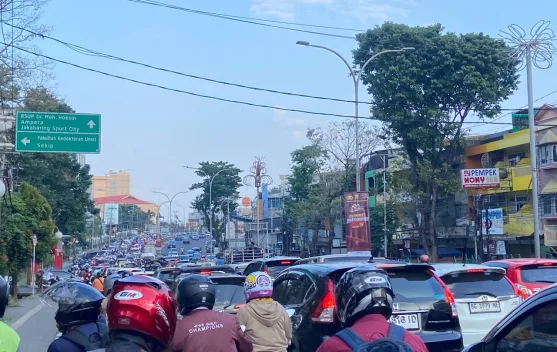 Hari Pertama Sekolah, Lalu Lintas Sudirman Palembang Dipadati Kendaraan
