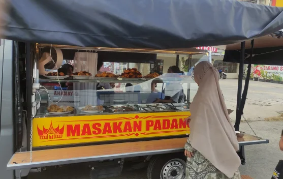 Kreatif! Warung Istimewa Tepi Jalan Jual Nasi Padang Pakai Pickup