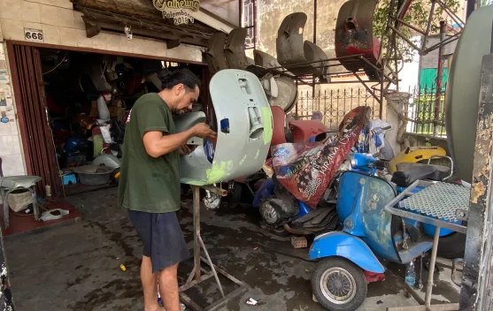 Bengkel Restorasi Vespa Klasik Bertahan Berkat Komunitas Penghobi