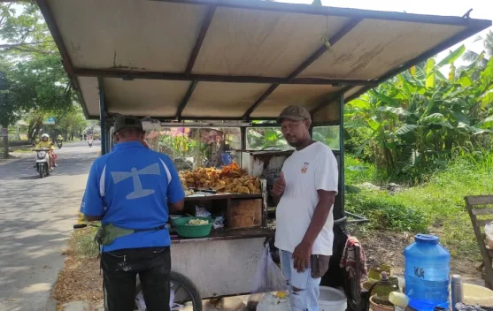 Gorengan Rp1.000 Tetap Laris di Tengah Kenaikan Harga Bahan Baku