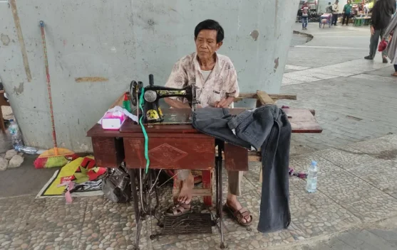 Kisah Nawawi, 35 Tahun Menjahit Asa di Bawah Jembatan Ampera