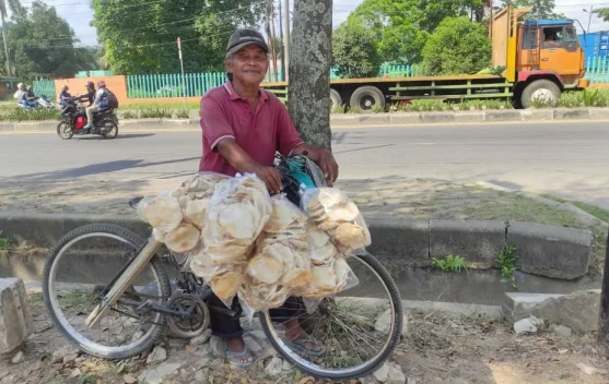 Pensiun Buruh Bangunan, Lansia Palembang Bertahan Hidup Jual Kemplang Keliling