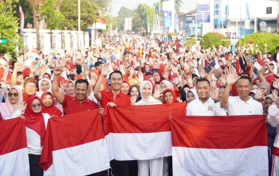 Sambut HUT Kemerdekaan RI, Bupati OKI Bagikan Tiga Ribu Bendera Merah Putih