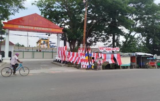 Penjual Atribut Kemerdekaan Mulai Ramai jelang HUT ke-81 Republik Indonesia