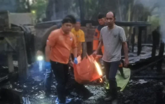 Dua Rumah Terbakar di Pulau Semambu, Seorang Lansia Meninggal Dunia
