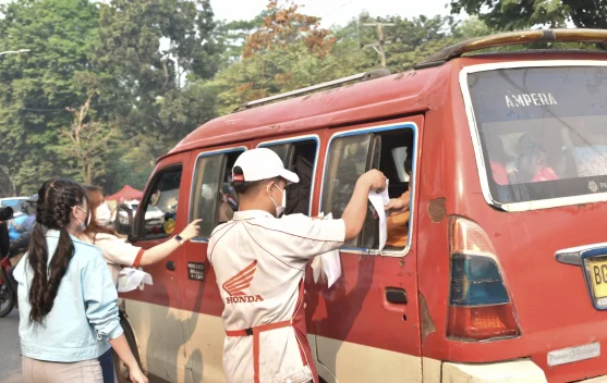Astra Motor Sumsel Bagikan 5.000 Masker untuk Warga Terdampak Asap