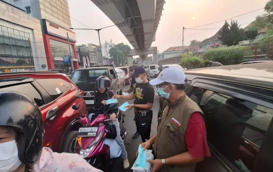 Palembang Dikepung Asap Karhutla, Ribuan Masker Dibagikan Gratis