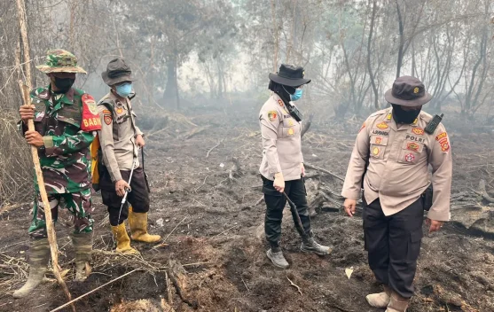 Kapolres Ogan Ilir Turun Padamkan Karhutla di Tanjung Pule