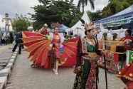 Ribuan Warga Padati BKB Saksikan Karnaval Wastra Palembang