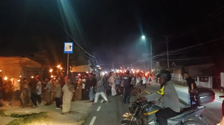 Ratusan Warga Parimo Meriahkan Pawai Obor Sambut Ramadan 1447 H