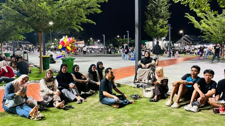 Nikmati Malam Bersama Keluarga di Taman Kota