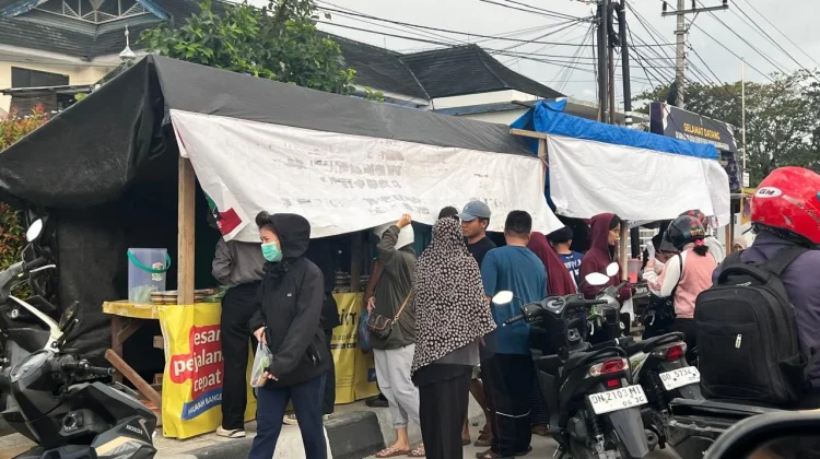 Takjil Musiman Padati Ruas Jalan Dewi Sartika Kota Palu